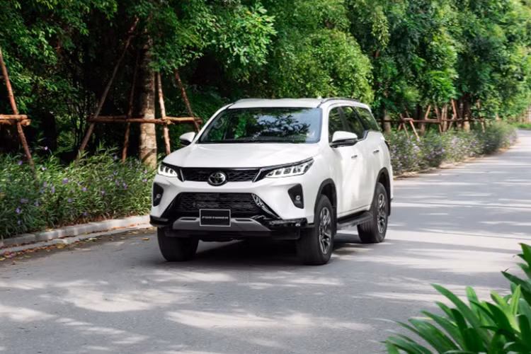  Toyota Fortuner tại Việt Nam hiện chỉ nhập khẩu các bản máy xăng thường từ Indonesia. Tuy nhiên, vào tháng 12 tới, Toyota sẽ nhập khẩu thêm phiên bản máy xăng Legender một cầu và hai cầu về Việt Nam. Các tư vấn bán hàng chia sẻ, xe có sẵn giao ngay nhưng số lượng không nhiều.