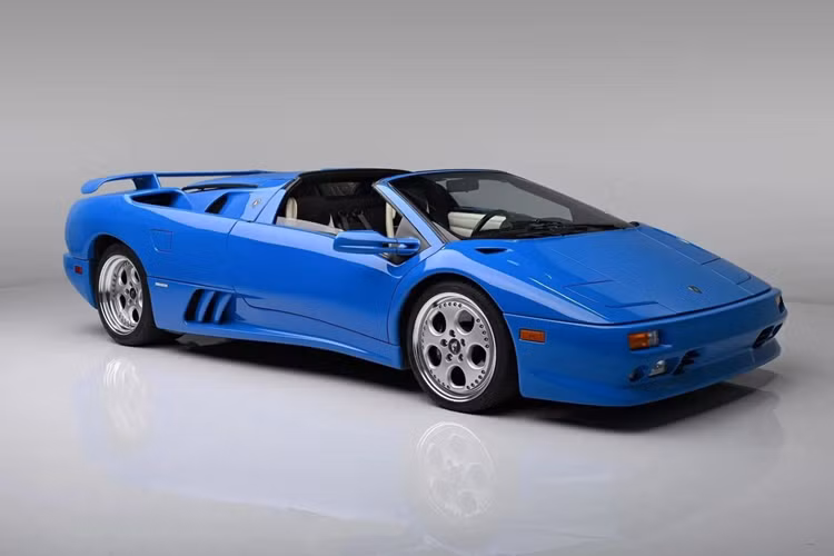 Đi kèm động cơ này là hộp số sàn 5 cấp, giúp chiếc Lamborghini Diablo VT Roadster tăng tốc 0-97 km/h trong 4,1 giây, trước khi đạt vận tốc tối đa hơn 325 km/h.