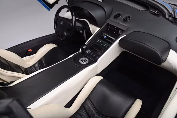 Trái tim của Lamborghini Diablo VT Roadster là động cơ V12 hút khí tự nhiên 5.7L, sản sinh công suất 499 mã lực và mô-men xoắn 580 Nm.