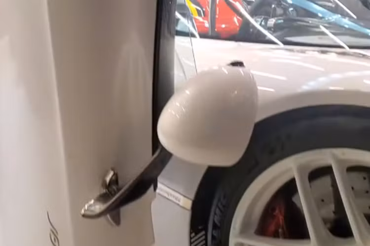 Siêu phẩm như Koenigsegg Jesko chỉ được sản xuất giới hạn 125 xe trên toàn cầu, thậm chí, siêu xe này gần như cháy hàng, chỉ có thể mua lại của các đại lý có suất sẵn từ trước, nhưng chắc chắn, giá bán sẽ không hề rẻ.