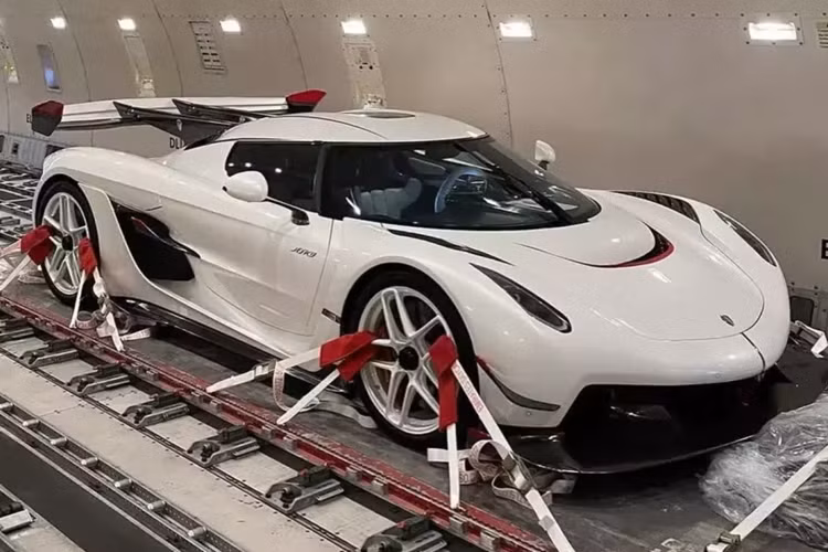 Mới đây, trên mạng xã hội đã lan truyền hình ảnh về 1 chiếc siêu xe triệu đô Koenigsegg Jesko về Việt Nam đang được vận chuyển bằng máy bay, đã nhanh chóng thu hút sự quan tâm của cộng đồng mạng, thậm chí, 1 số cư dân mạng còn cho rằng, siêu xe này thuộc sở hữu của 1 đại gia lan đột biến.