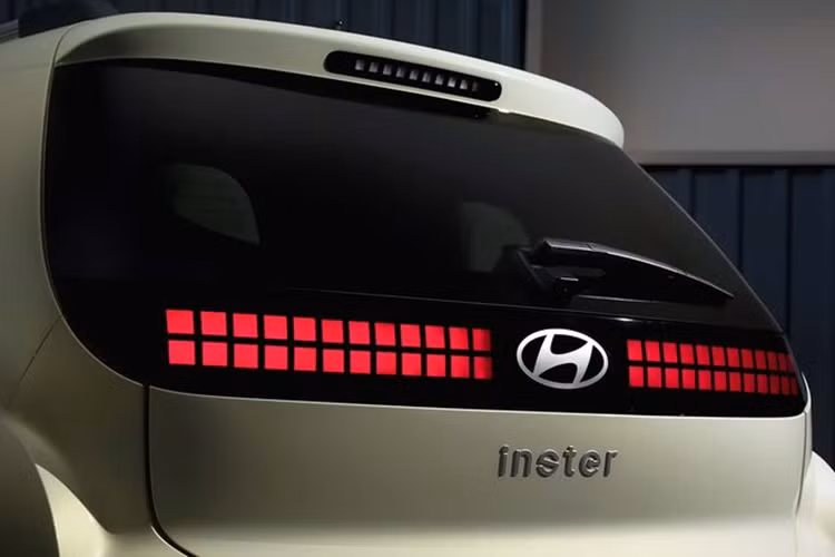Hyundai Inster có 2 hai phiên bản là Standard và Long Range. Bản tiêu chuẩn được trang bị 1 mô-tơ điện công suất 95 mã lực và 147 Nm mô-men xoắn. Đi kèm với đó là cụm pin 42 kWh cho quãng đường di chuyển tầm 300 km sau khi sạc đầy.