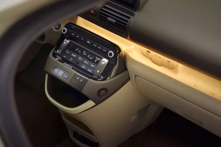 Ở phía sau, mẫu CUV Hàn Quốc gây ấn tượng với cụm đèn hậu dạng điểm ảnh, lấy cảm hứng từ Ioniq 5. Thiết kế nội thất của Inster cũng được kế thừa từ Casper nhưng được nâng cấp về công nghệ và có thêm lựa chọn màu sắc và chất liệu. 