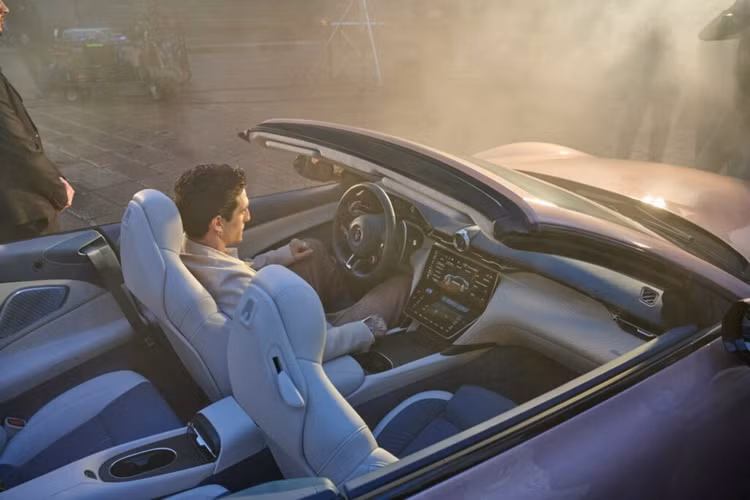 Với thiết lập này, Maserati đang giới hạn điện áp sạc tối đa, có khả năng kéo dài tuổi thọ của hệ thống pin. Khi sử dụng phanh tái tạo, bộ pin có thể hấp thụ lại công suất ấn tượng 400kW trong thời gian ngắn. Về khả năng sạc liên tục, xe có thể sạc lại từ 20% lên 80% chỉ trong vòng 18 phút khi sạc ở cây 270kW.