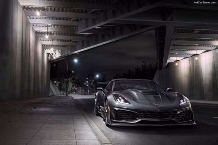 Động cơ trên kết hợp cùng hộp số tự động 8 cấp, sẽ giúp Chevrolet Corvette ZR1 thế hệ C7, đã dừng sản xuất sẽ chỉ mất khoảng thời gian 3 giây để tăng tốc lên 100 km/h từ vị trí xuất phát trước khi đạt vận tốc tối đa đầy ấn tượng là 340 km/h.
