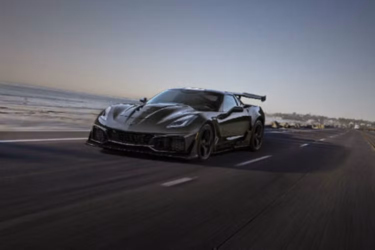 Giá bán trên chưa bao gồm thuế. Chevrolet từng thông báo C7 ZR1 là mẫu Corvette mạnh và nhanh nhất mà hãng từng tạo ra. Hãng xe thể thao đến từ Mỹ đã trang bị khối động cơ LT5 V8, dung tích 6.2 lít, sản sinh ra công suất tối đa 755 mã lực và mô-men xoắn cực đại 969 Nm.