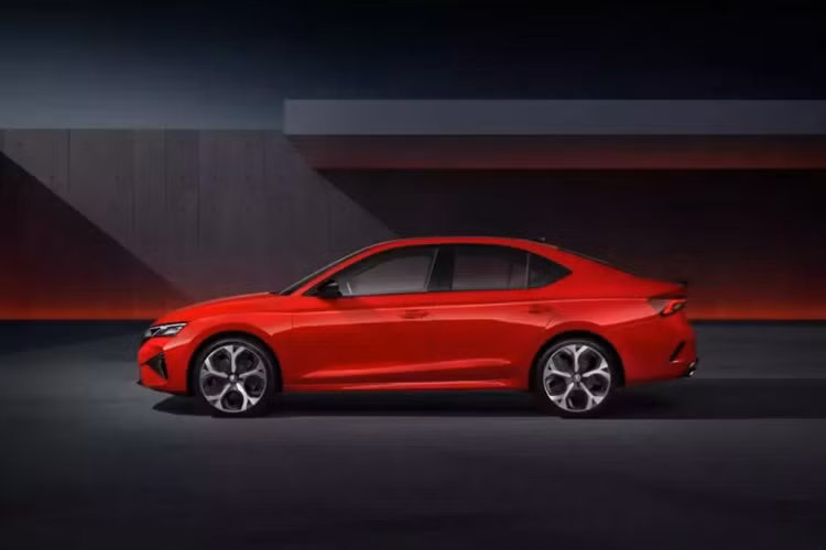 Hệ thống treo thể thao cũng giúp hạ thấp gầm cho bản Sportline trong khi vành hợp kim 19 inch là trang bị tùy chọn. Trong khi đó, bản RS thể thao tạo sự khác biệt bằng cản trước/sau hầm hố hơn, khe gió hình tam giác trên đầu xe và 2 ống xả phía sau.