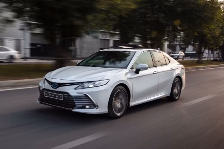 Theo đó, khách hàng mua mẫu sedan cỡ D - Toyota Camry tại Việt Nam này sẽ được hưởng ưu đãi từ 30 - 70 triệu đồng tùy phiên bản và tùy đại lý. Phần lớn xe được hưởng ưu đãi đều có số vin 2023.