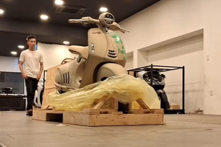 Hiện cửa hàng chưa tiết lộ giá xe Vespa 946 Dragon, tuy nhiên theo nhiều đồn đoán, giá xe sẽ không dưới 2 tỷ đồng. Chiếc Vespa 946 Dragon 2024 mới này vẫn đang trong quá trình đăng kiểm, hoàn tất các thủ tục trước khi chính thức được chào bán.