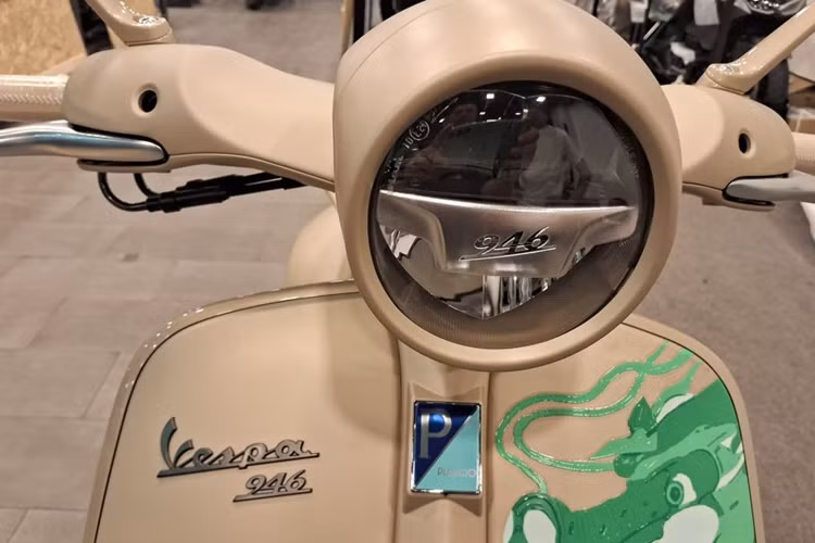 Ngoài ra, tùy từng thị trường xe còn có tùy chọn động cơ dung tích 125 cc. Vespa 946 Dragon sở hữu kích thước tổng thể dài x rộng x cao lần lượt là 1.965 x 730 x 1.405 mm.