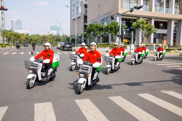Nằm trong chuỗi hoạt động hướng tới Trung hòa các-bon, HVN phối hợp cùng Lotteria triển khai dự án sử dụng 100 xe máy điện Honda Benly e: cho mục đích giao hàng tại hệ thống cửa hàng của Lotteria trên toàn quốc.