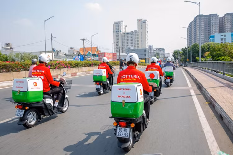 Honda Benly e: tại Việt Nam sử dụng MPP2 – mẫu pin có thể tháo rời để hoán đổi hiện đang được Honda sử dụng cho xe điện tại Nhật Bản, Trung Quốc, Thái Lan với độ bền tốt hơn và quãng đường di chuyển lên tới 72,8km.