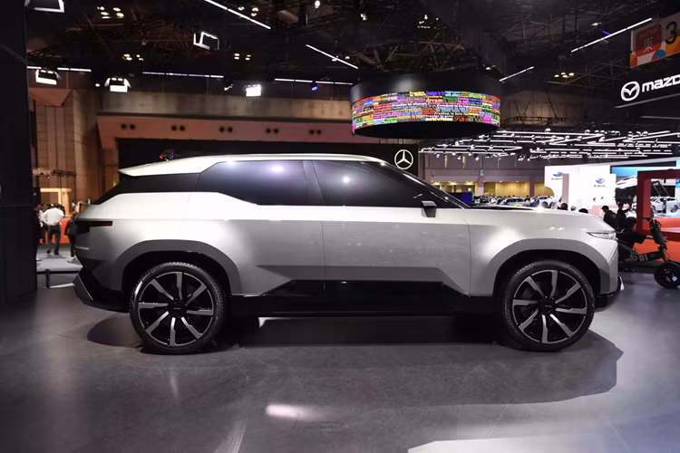 Trước đó, hãng xe Nhật đã giới hiệu concept để gợi ý rằng họ sẽ thực hiện hai mẫu xe, một xe kích thước nhỏ hơn hướng đến khách hàng trẻ và một xe SUV cỡ lớn dành cho nhóm khách hàng sang trọng.