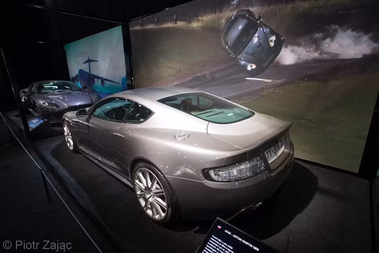 Aston Martin DBS là mẫu xe thay thế cho chiếc Vanquish thế hệ đầu tiên, ra mắt vào năm 2007. Đây cũng là chiếc xe đánh dấu thời kỳ nhân vật James Bond mới do Daniel Craig thủ vai trong "Casino Royale" vào năm 2006. Điều thú vị là thời điểm ra mắt bộ phim, Aston Martin vẫn chưa chính thức công bố mẫu xe này.