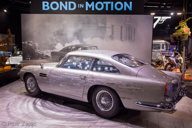 Đây là mẫu xe biểu tượng của loạt phim James Bond, xuất hiện lần đầu cùng 007 trong tập phim "Goldfinger" vào năm 1964.