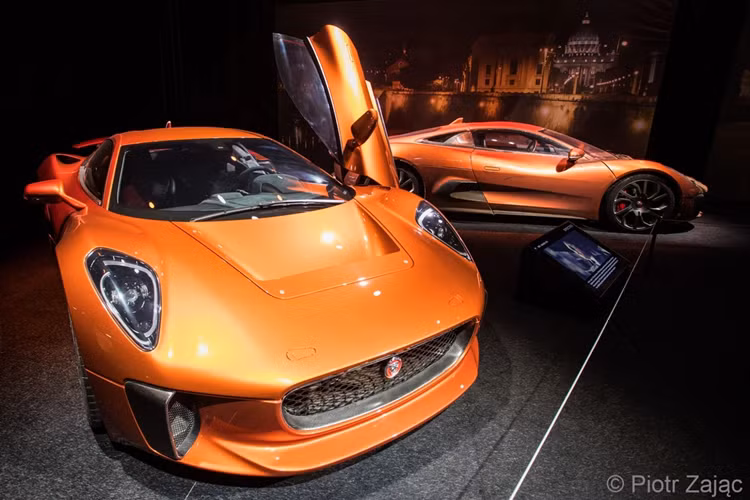 Jaguar C-X75 là mẫu xe concept hybrid thể thao mạnh 789 mã lực, được dự kiến sản xuất giới hạn 250 chiếc. Tuy nhiên, dự án này đã bị hủy do khủng hoảng kinh tế toàn cầu.