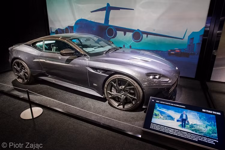 Mẫu Aston Martin DBS Superleggera cũng xuất hiện chớp nhoáng trong "No Time to Die". Vào năm 2022, chiếc xe này được đấu giá thành công với số tiền 414.000 bảng Anh (khoảng 526.000 USD).