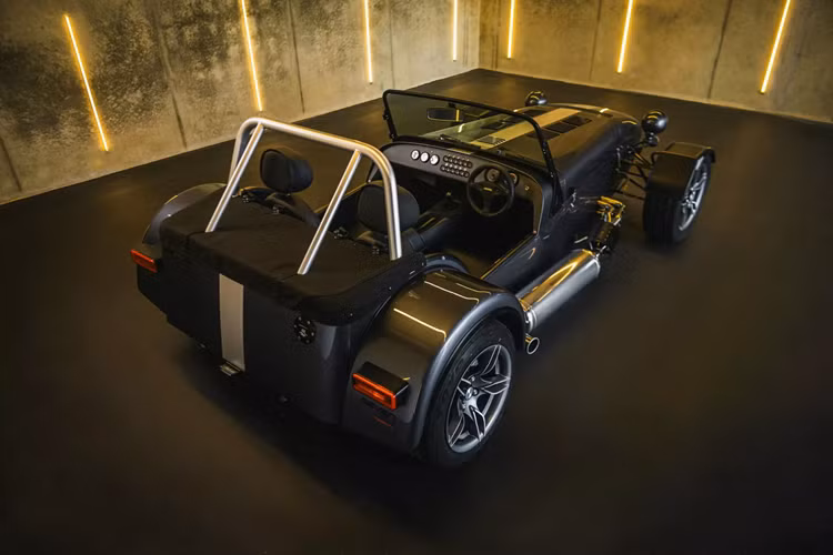 Caterham sẽ chế tạo 20 chiếc Caterham Seven CSR Twenty 2025 mới cho thị trường Anh và 20 chiếc khác cho thị trường Mỹ, tổng cộng là 40 chiếc. Phiên bản đặc biệt này là phiên bản đầu tiên được sản xuất tại nhà máy Dartford mới của Caterham tại Anh.