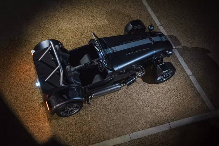 Mẫu xe được trang bị bảng điều khiển bằng sợi carbon satin với đồng hồ được đặt riêng cho phiên bản CSR Twenty. Vô lăng Momo và phần bệ tì tay được bọc da trong khi cần số và phanh tay được bọc bằng Alcantara. Xe còn có một tấm bảng đánh số giữa các ghế ngồi, biểu thị số lượng giới hạn của Seven này.