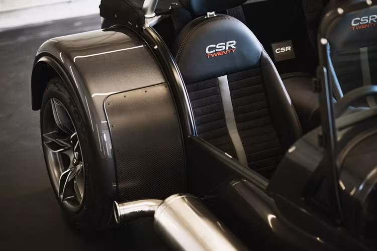 Công suất được truyền tới bánh sau thông qua hộp số sàn 5 cấp cho phép tăng tốc từ 0-96 km/h trong 3,9 giây và tốc độ tối đa là 219 km/h. Bob Laishley, Tổng giám đốc điều hành của Caterham Cars cho biết: “Đây chắc chắn là chiếc Seven cao cấp nhất mà chúng tôi từng chế tạo.