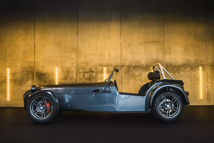 Caterham cho biết khoang nội thất của Seven này rất cao cấp về chất lượng và độ hoàn thiện. Ghế ngồi được bọc da Muirhead cao cấp với các chi tiết bọc Alcantara, có đường khâu màu đỏ và logo CSR Twenty trên lưng ghế.