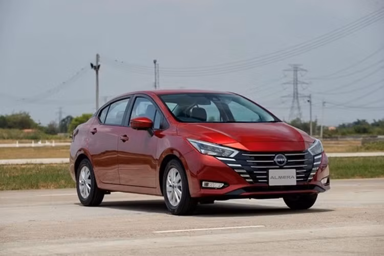 Theo đó, Nissan Almera 2024 mới sẽ tiếp tục được nhập khẩu nguyên chiếc từ Thái Lan. Ở lần nâng cấp giữa vòng đời này, xe đã được tinh chỉnh khá nhiều về thiết kế, đặc biệt là khu vực mặt ca-lăng phía trước.