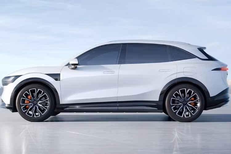 Nhờ hệ thống treo khí nén, khoảng sáng gầm xe SUV điện Zeekr 7X có thể đạt tối đa 230 mm. Zeekr 7X mang dáng dấp hiện đại vô cùng tinh tế. Đầu xe gây ấn tượng với dải đèn tương tác ngay phía trên đèn pha chính.
