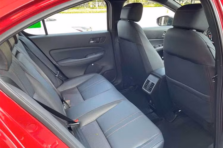 mức giảm cho xe Honda City những sẽ bị giới hạn về mặt số lượng và màu sắc, tùy theo từng đại lý. Trong năm 2023, City vẫn là mẫu ôtô bán chạy nhất của thương hiệu Honda ở Việt Nam với doanh số cộng dồn 9.894 xe. Đồng thời, mẫu xe này đứng thứ 3 trong phân khúc sedan hạng B, chỉ sau Hyundai Accent và Toyota Vios.