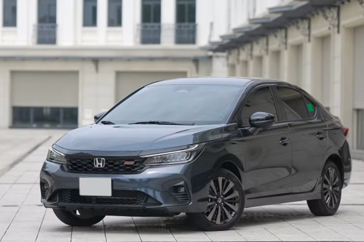 Động cơ của Honda City vẫn dùng máy xăng i-VTEC 4 xi-lanh, DOHC, dung tích 1.5L, sản sinh công suất tối đa 119 mã lực tại tua máy 6.600 vòng/phút và mô-men xoắn cực đại 145 Nm tại tua máy 4.300 vòng/phút, đi kèm hộp số biến thiên vô cấp CVT.