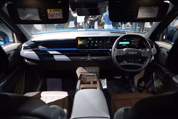 "Trái tim" của Kia EV9 Earth Long Range RWD 2024 là 1 mô-tơ điện nằm trên cầu sau, tạo ra công suất tối đa 204 mã lực và mô-men xoắn cực đại 350 Nm.