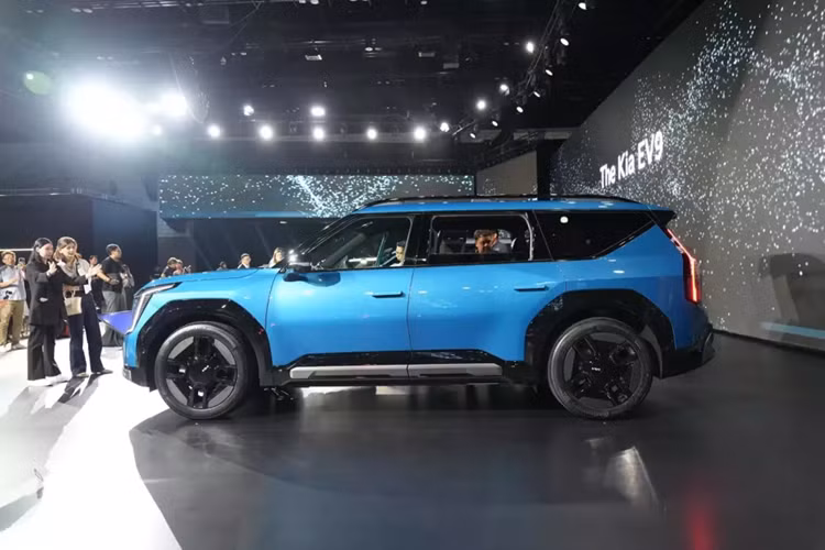 Được phát triển dựa trên cơ sở gầm bệ Electric Global Modular Platform (E-GMP), Kia EV9 2024 có kích thước dài x rộng x cao lần lượt là 5.010 - 5.015 x 1.980 x 1.755 - 1.780 mm và chiều dài cơ sở 3.100 mm. Bên cạnh đó là khoảng sáng gầm 177 mm.
