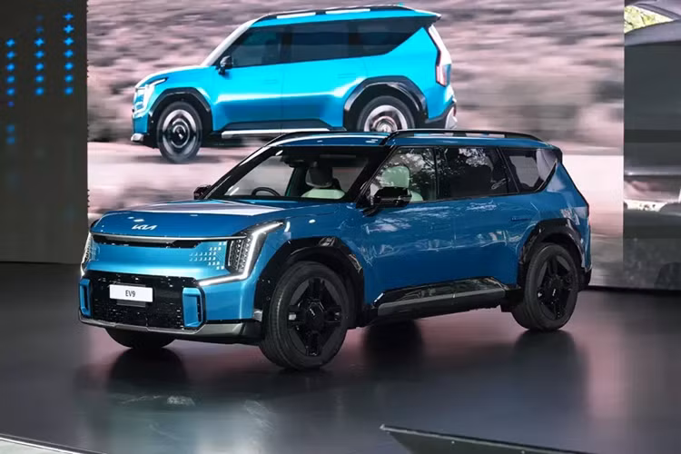 Vào hồi tháng 8/2023, dòng SUV thuần điện Kia EV9 2024 mới đã lần đầu tiên ra mắt khu vực Đông Nam Á tại triển lãm diễn ra ở Indonesia. Sau thị trường Indonesia, mẫu xe điện Hàn Quốc này tiếp tục trình làng ở một quốc gia Đông Nam Á nữa là Thái Lan.