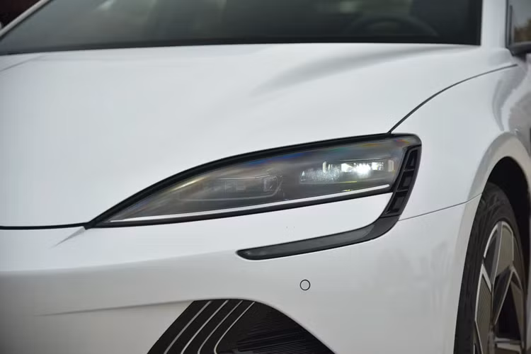 BYD Seal là mẫu ôtô điện và hybrid có kiểu dáng coupe thể thao, tương tự Porsche Taycan. Với phiên bản chạy điện, hiện tại mẫu xe Trung Quốc này không có đối thủ tại Việt Nam. Còn đối với bản hybrid, BYD Seal tại Việt Nam sẽ cạnh tranh trực tiếp Toyota Camry – mẫu xe biểu tượng ở phân khúc sedan cỡ trung.