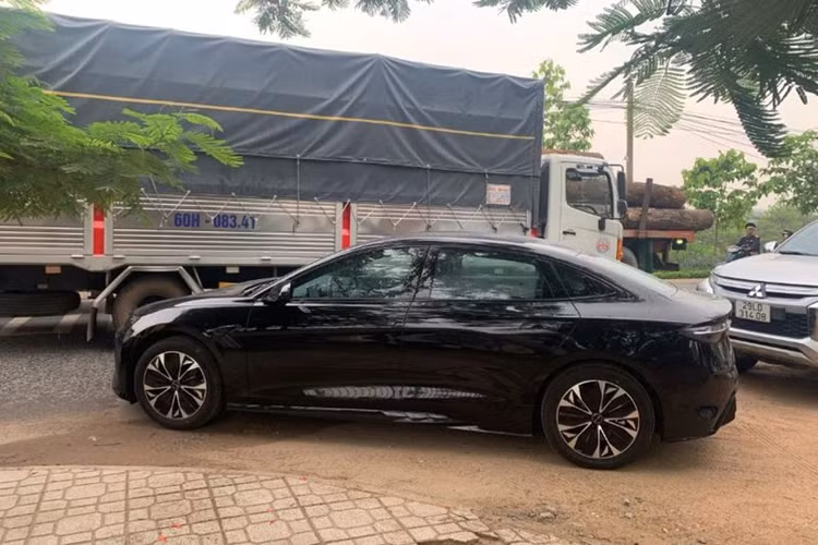 Theo thông tin từ tư vấn viên, BYD Seal 2024 mới nhiều khả năng sẽ ra mắt tại Việt Nam vào tháng 6 tới đây, với mức giá dự kiến từ 900 triệu tới 1,1 tỷ đồng. Cũng theo nhân viên này, khách hàng quan tâm đến BYD Seal có thể đặt cọc trước khoảng 50 triệu đồng để giữ suất mua sớm.