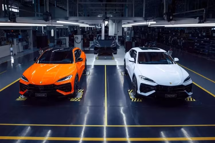 Lamborghini Urus SE có 1 điểm khá hấp dẫn đó là có thể chạy được 60 km mà không tốn 1 giọt xăng nào, điều này đã khiến cho không ít người yêu thích chiếc siêu suv của "bò tót" muốn nhanh chóng được trải nghiệm ngay lập tức, 1 trong số đó có tay chơi siêu xe Phạm Trần Nhật Minh, hay còn gọi là Minh Nhựa.