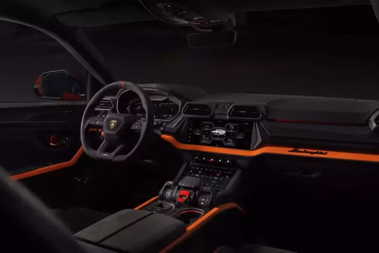 Chiếc siêu SUV Lamborghini Urus SE được giới thiệu tại Thái Lan, cũng chính là xe đã ra mắt tại Trung Quốc, ngoại thất xe có màu đỏ cam khá thời trang đi kèm nhiều chi tiết sơn đen bóng, nếu đại lý chính hãng trong nước đã lên lịch mang Lamborghini Urus SE về giới thiệu, rất có thể sẽ là chiếc xe này.