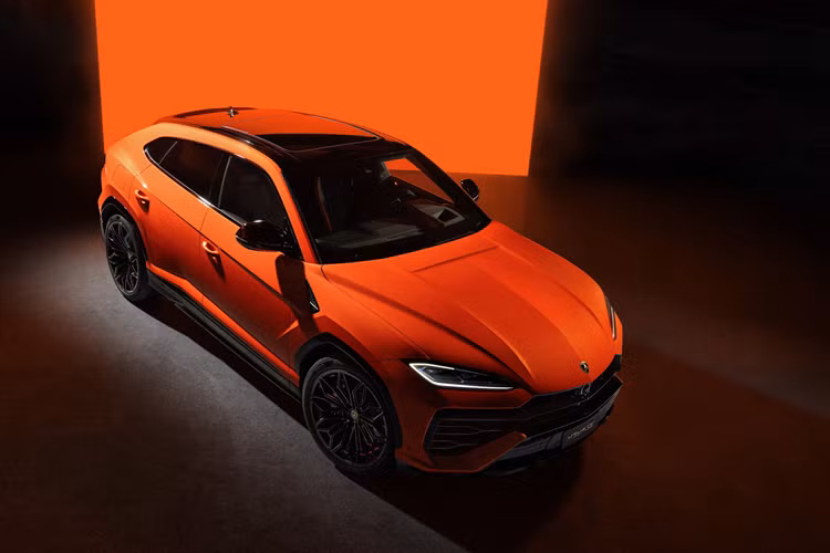 Sức mạnh này cho phép xe tăng tốc từ vị trí xuất phát lên 100 km/h trong thời gian 3,4 giây, nhanh hơn so với đàn anh Lamborghini Urus S nhưng chậm hơn phiên bản Performante. Ngoài ra, Lamborghini Urus SE còn sở hữu cụm pin 25,9 kWh, giúp xe chạy được 60 km mà không cần dùng động cơ xăng.