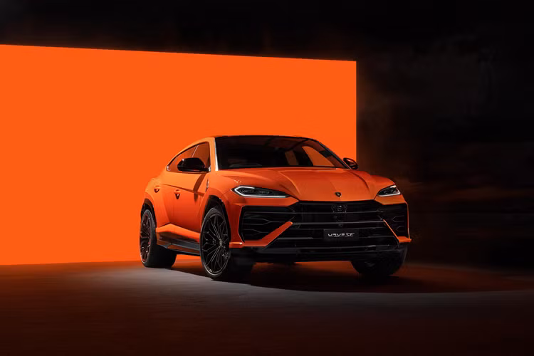 Tại Việt Nam, khách hàng như Minh Nhựa đặt mua Lamborghini Urus SE sẽ có giá rất hữu nghị chỉ từ 14,79 tỷ đồng, mức giá này chưa bao gồm các lựa chọn thêm, cũng như chi phí đăng ký xe. Với giá bán tốt đến vậy, hứa hẹn dòng xe Lamborghini Urus SE sẽ được các đại gia Việt ưa chuộng.