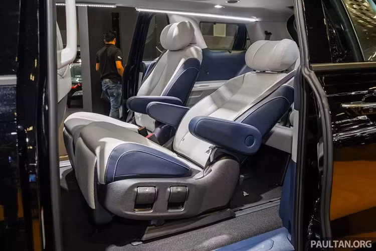 Bên trong chiếc Kia Carnival Hybrid 2024 trưng bày tại Singapore là không gian nội thất 7 chỗ với cấu hình 2+2+3. Ở giữa xe là 2 ghế thương gia có thể chỉnh điện để ngả hoàn toàn về phía sau hoặc trượt lên/xuống chỉnh tay.
