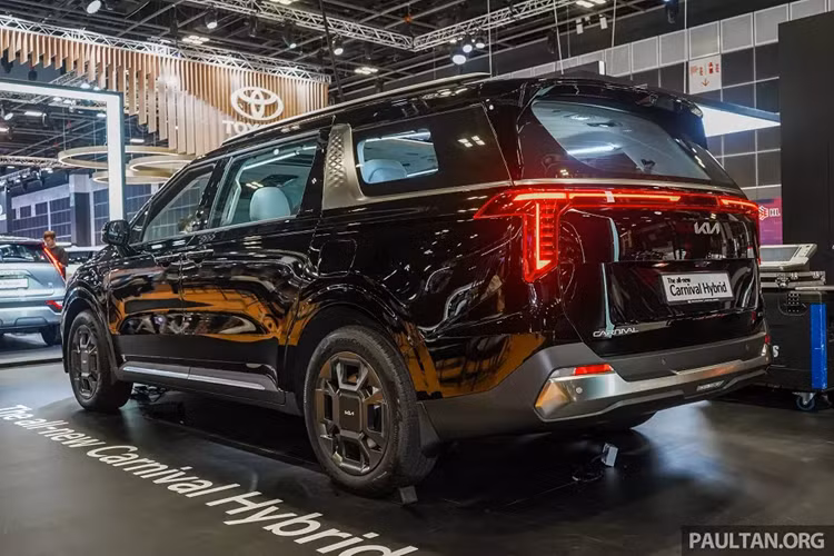 Chiếc xe MPV Kia Carnival 2024 xuất hiện trong triển lãm thuộc phiên bản hybrid mới được bổ sung nhiều nâng cấp, nó dự kiến sẽ thay thế cho bản máy dầu của mẫu MPV này ở thị trường Singapore.