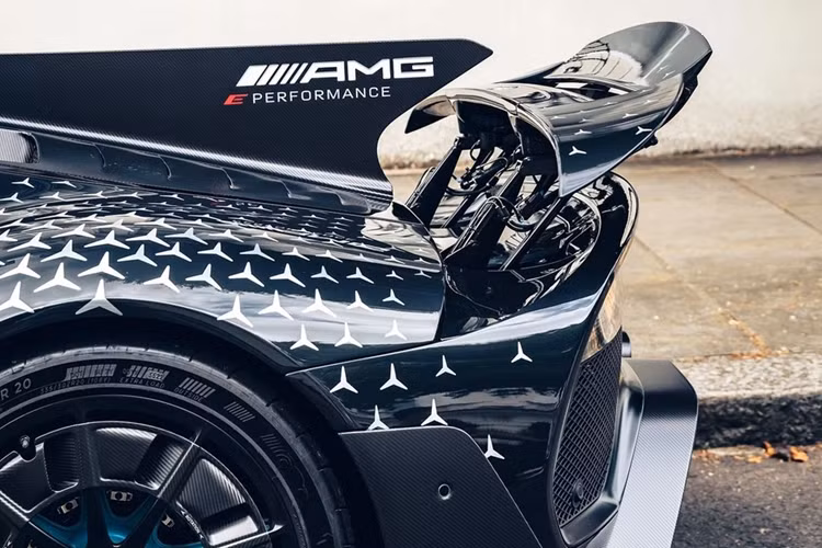 Động cơ V6 có công suất tối đa 574 mã lực. Kết hợp cùng 4 động cơ điện, cơ cấu này cho ra công suất tối đa 1.063 mã lực. Đi kèm là hộp số 7 cấp tự động tích hợp động cơ điện.