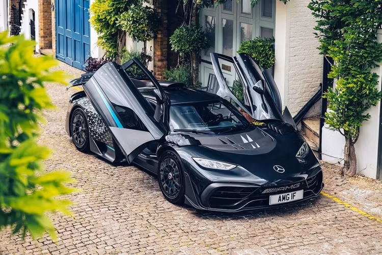 Tiền thân là chiếc Project ONE, Mercedes-AMG One chỉ được sản xuất giới hạn 275 chiếc toàn cầu. Trên thực tế, con số đặt hàng của siêu phẩm này cao cấp 4 lần, tuy nhiên thương hiệu đến từ Đức từ chối tăng số lượng xe.