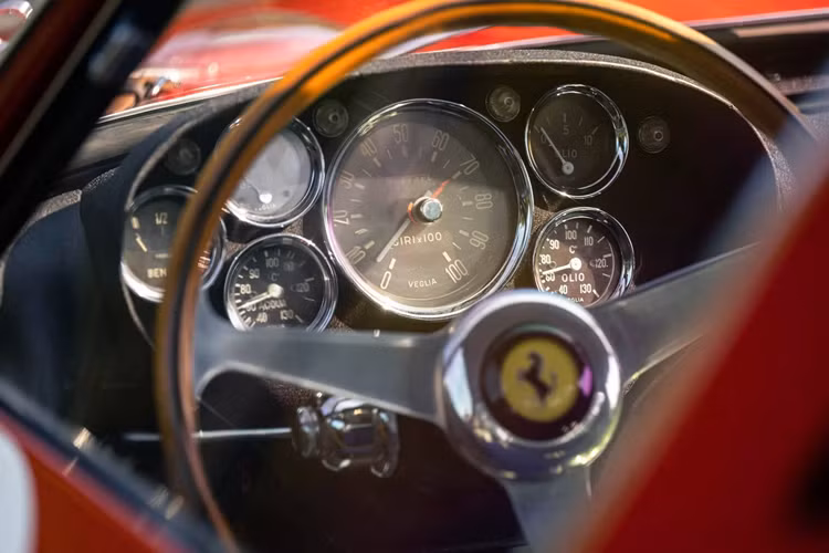 Mô tả đấu giá cho biết đây cũng là chiếc Ferrari duy nhất được chế tạo dưới thời Enzo Ferrari tham gia tới 6 cuộc đua Le Mans. Cuộc đua cuối cùng của xe là 24 Hours of Daytona năm 1970, sau đó xe được Bảo tàng Indianapolis Motor Speedway mua lại và được lưu giữ ở bảo tàng này từ đó tới nay.