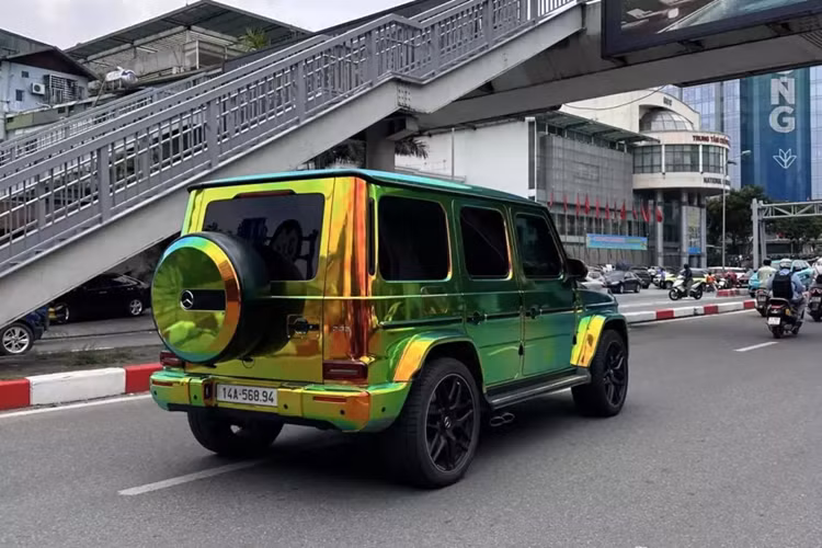 Và tất nhiên khi số lượng SUV hạng sang Mercedes-AMG G63 quá nhiều, ước tính đã gần 300 chiếc, thì việc đụng hàng là điều không thể tránh khỏi, vì thế, nhiều đại gia quyết định tân trang "ông vua địa hình" này theo các cách khác nhau, từ độ body kit, thay mâm, đến đổi màu sơn.