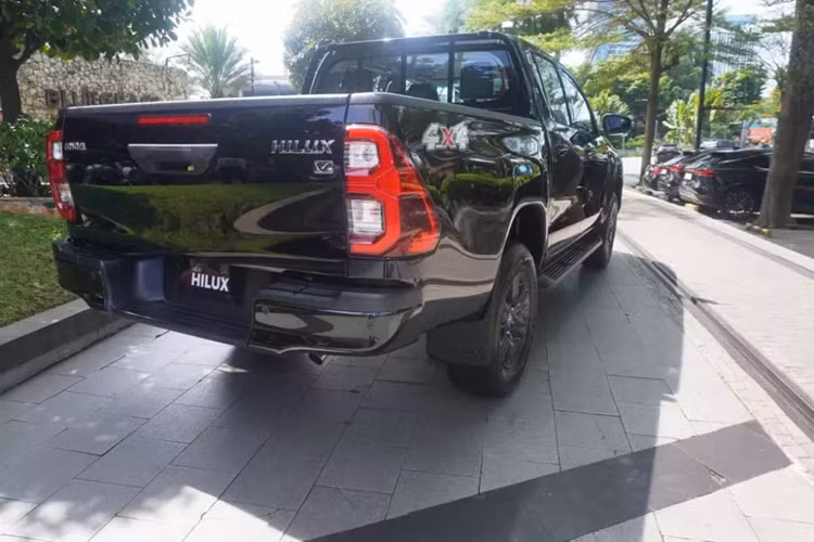 Mô-tơ điện nằm phía trước nối với động cơ bằng dây đai đồng thời có công suất tối đa chỉ 16 mã lực và mô-men xoắn cực đại 65 Nm. Theo hãng Toyota, động cơ mild hybrid này giúp giảm lượng nhiên liệu tiêu thụ đến 10% cho Hilux, tùy theo phiên bản.