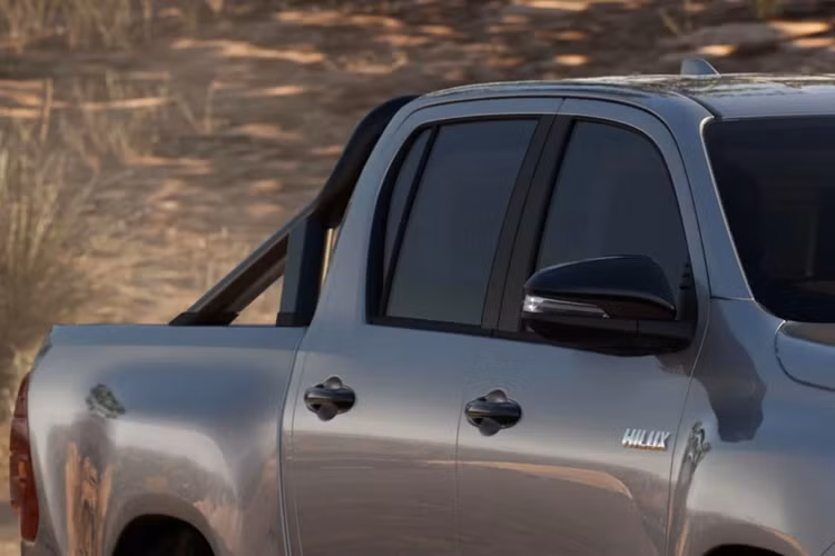 Tại thị trường Indonesia, giá xe Toyota Hilux 2024 cho 3 phiên bản là E, G và V có mức bán ra dao động từ 442,2 - 526,55 triệu Rupiah (khoảng 685 - 816 triệu đồng). So với xe đang bán ở Việt Nam, Toyota Hilux 2024 ở Indonesia vẫn rẻ hơn.