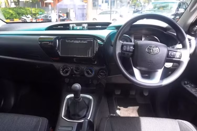 Tiếp đến là cản trước thể thao hơn với hốc đèn sương mù trước thay đổi so với phiên bản cũ và có thêm ốp gầm màu bạc bên dưới. Những thay đổi này giúp khu vực đầu xe của Toyota Hilux 2024 trông khỏe khoắn và hiện đại hơn.