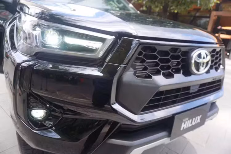 Cụ thể hơn, Toyota Hilux 2024 tại Indonesia được trang bị động cơ diesel có mã 2GD-FTV với 4 xi-lanh, dung tích 2.4L, cho công suất tối đa 144 mã lực và mô-men xoắn cực đại 400 Nm. Động cơ đi kèm với hộp số sàn 6 cấp hoặc hộp số tự động 6 cấp và hệ dẫn động 4 bánh 4x4 tiêu chuẩn.