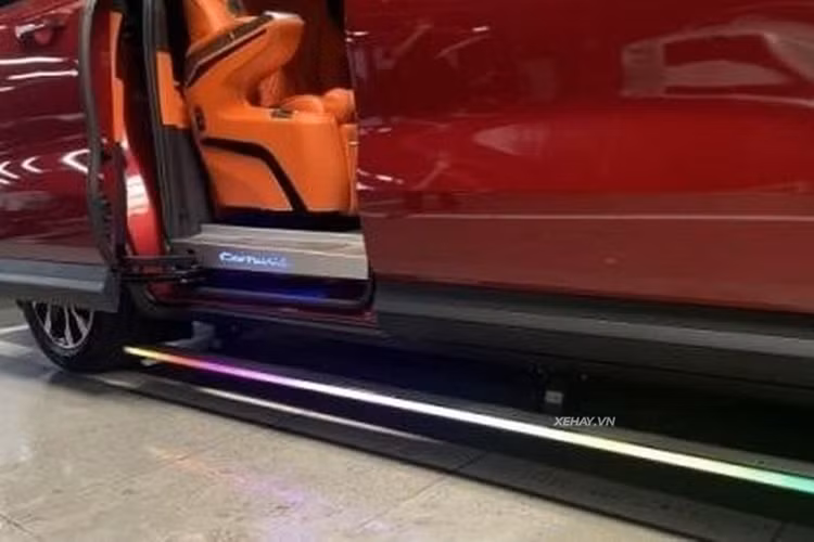Gói độ này gồm 34 chi tiết khác nhau, nâng cấp tổng thể cả về nội thất và ngoại thất. Ở bên ngoài, xe được trang bị mặt ca lăng mới với họa tiết hình mắt cáo. Theo tìm hiểu, đây là chi tiết được khá nhiều chủ xe lựa chọn khi nâng cấp Kia Carnival.