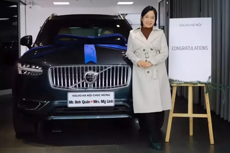 Mới đây, vợ chồng diva Mỹ Linh đã có chia sẻ về việc tậu ôtô mới, vợ của nhạc sỹ Anh Quân chia sẻ rằng kể từ chiếc xe đầu tiên đến nay đã tròn 11 năm, và thời gian này quá đủ để trải nghiệm 1 chiếc xe mới, theo đó, bạn đồng hành mới của gia đình nữ ca sĩ này sẽ là Volvo XC90 thế hệ mới.